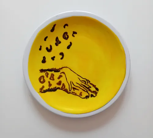 Runder Teller mit Leopardenmuster-Design.