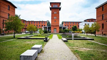 Backsteingebäude im Zentrum des Hofbereichs.