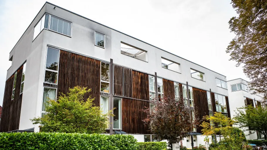 Modernes Wohngebäude mit Holzfassade.