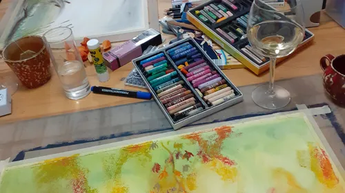 Kunstzubehör auf Tisch mit Weinglas.