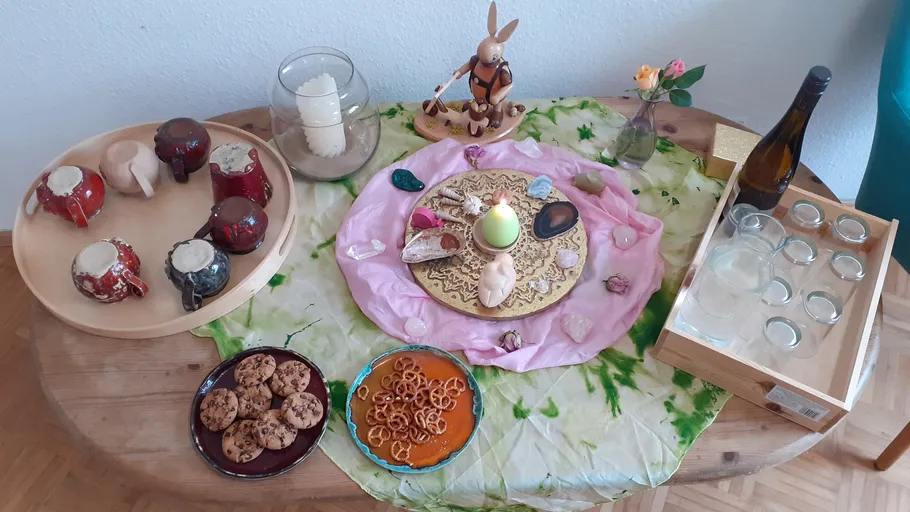 Dekorativer Tisch mit Snacks und Kerzen angeordnet.