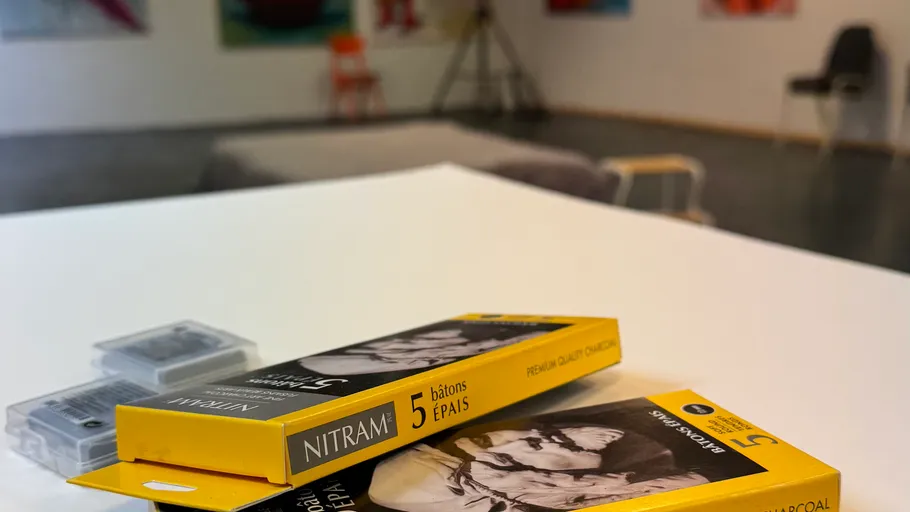 Kohle Sticks auf weißem Tisch im Kunststudio.