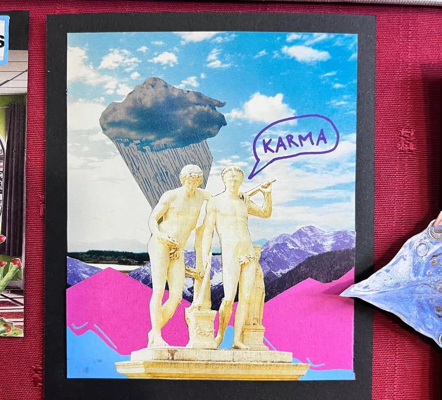 Statuen sprechen über Karma unter Regenwolke.