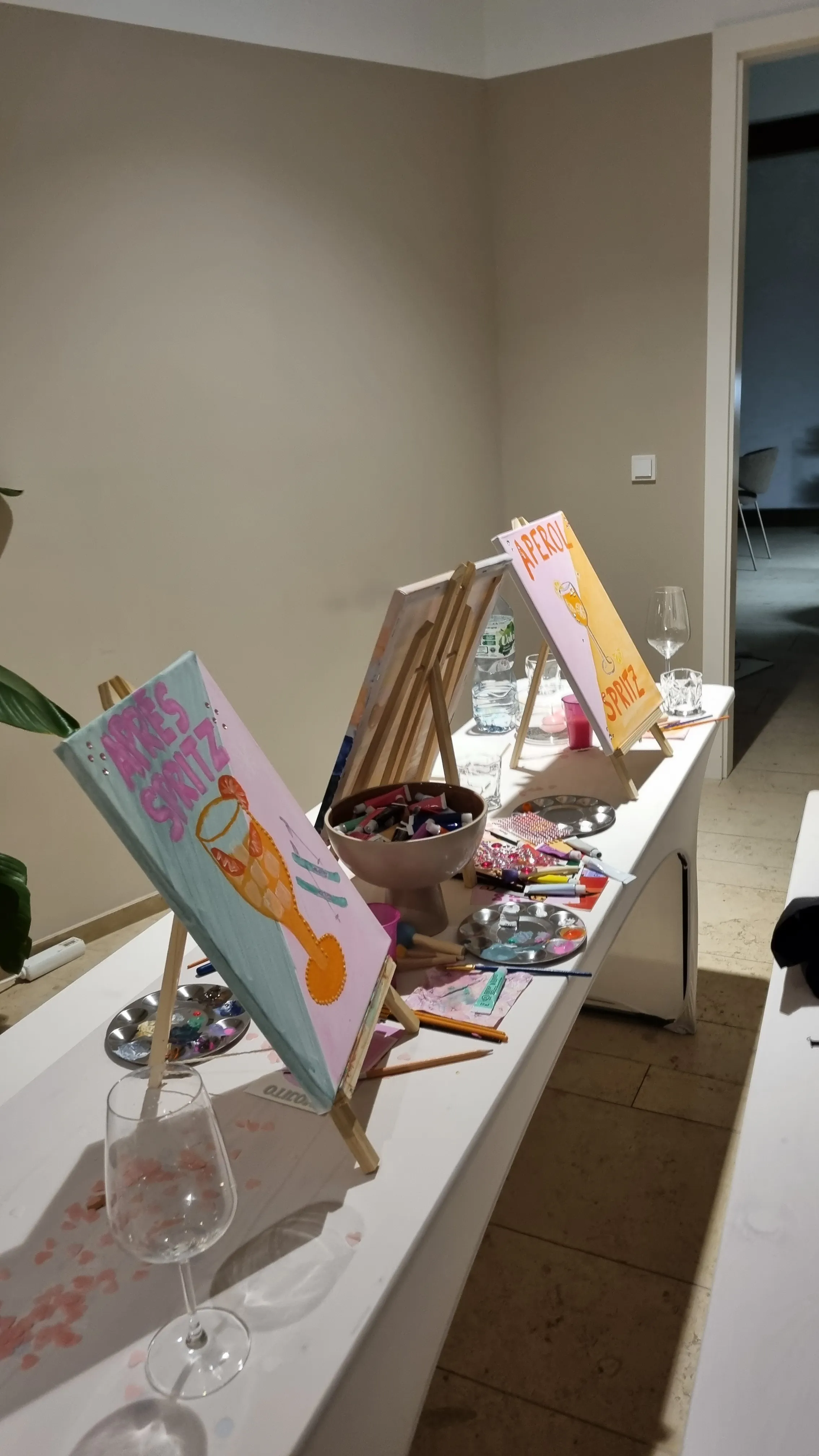 Zwei Staffeleien mit Gemälden in einem Raum.