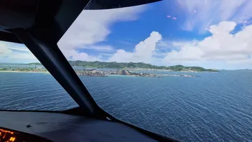 Cockpitansicht beim Anflug auf Inselpiste.