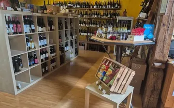 Regale mit Weinflaschen in einem Laden.