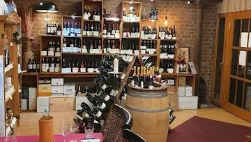Weinladen innen mit Flaschen auf Regalen.