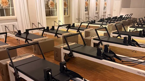 Pilates-Reformer in einem Fitnessstudio.