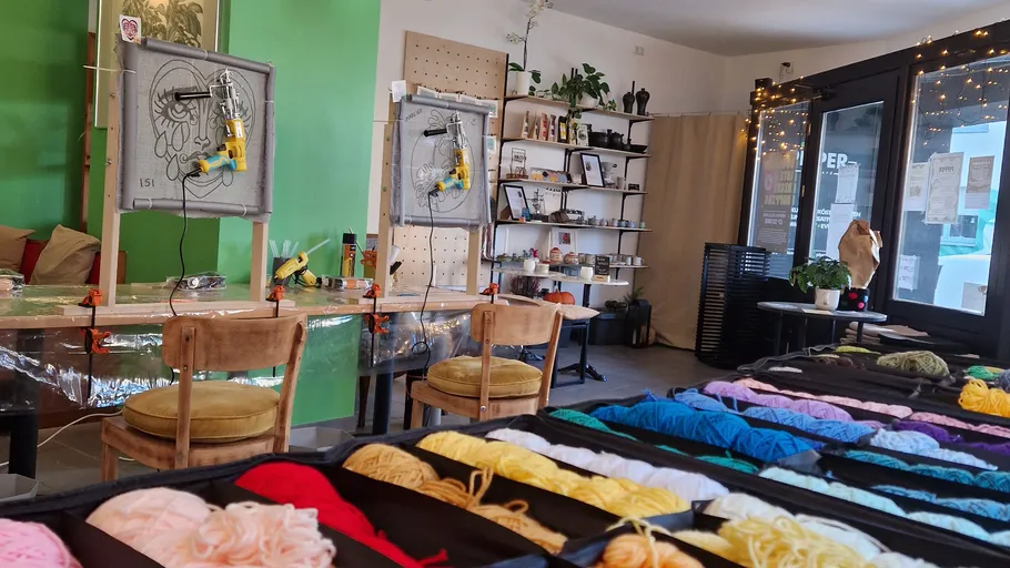 Werkstatt mit Garn und Bastelstationen.