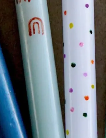 Bunte Stifte mit Mustern auf Hintergrund.