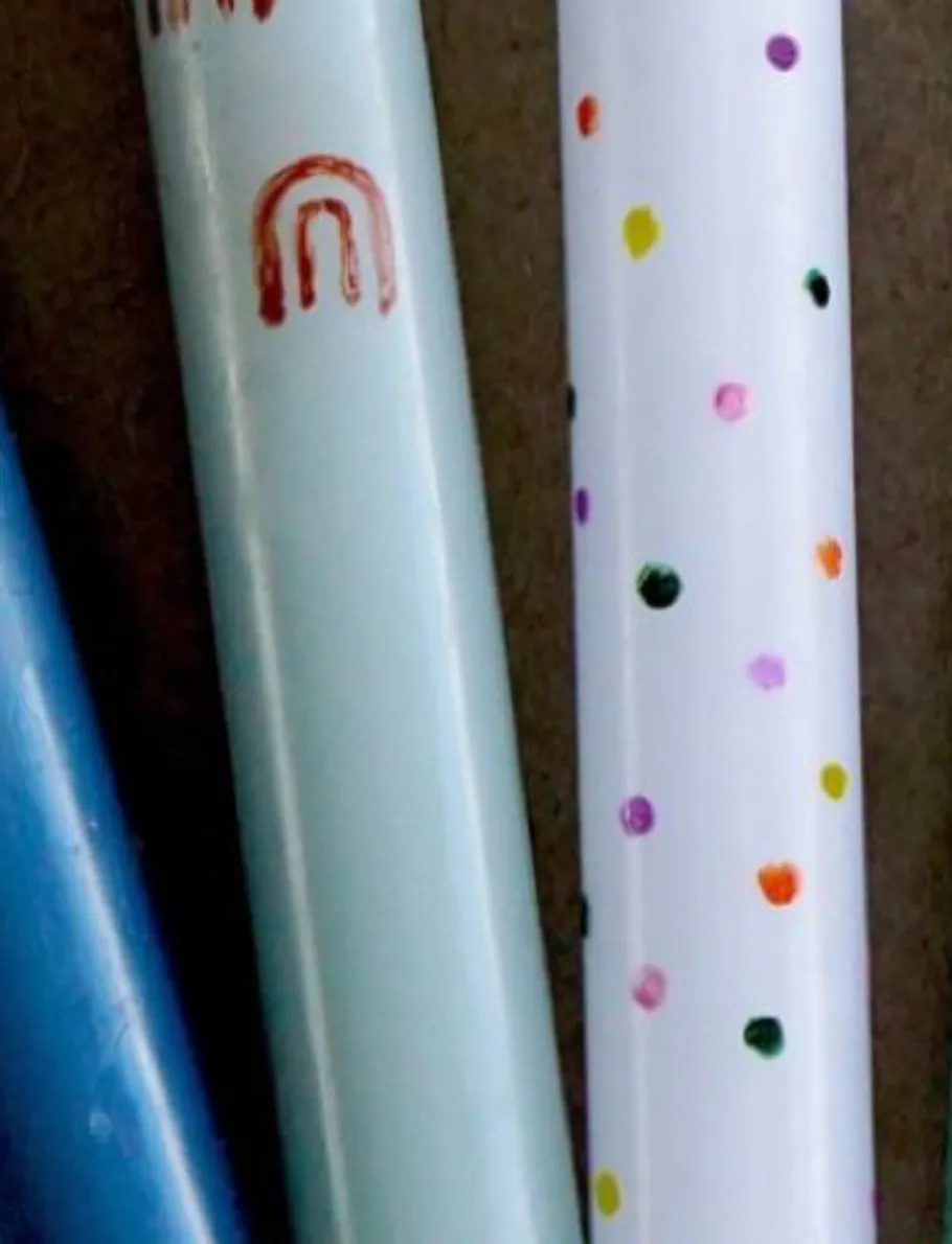 Bunte Stifte mit Mustern auf Hintergrund.