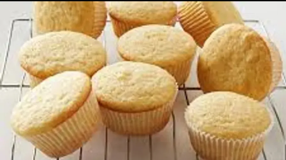 Vanille-Cupcakes kühlen auf einem Gitterrost.