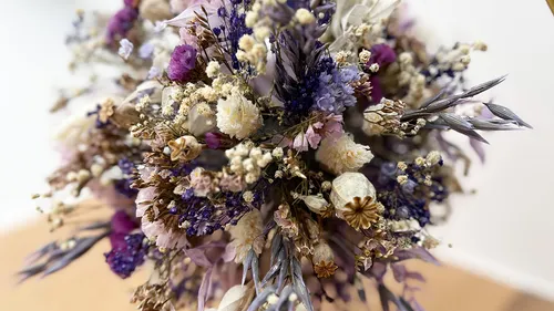 Bunte Trockenblumenstrauß Nahaufnahme.