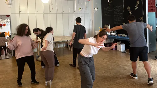 Personen tanzen in einer Studioumgebung.