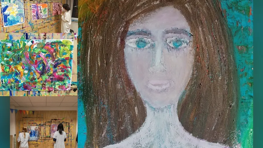 Gemälde und Personen in buntem Kunststudio.