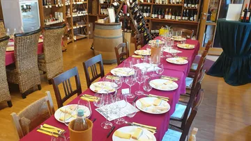 Tisch gedeckt für Käseverkostung im Weinladen.