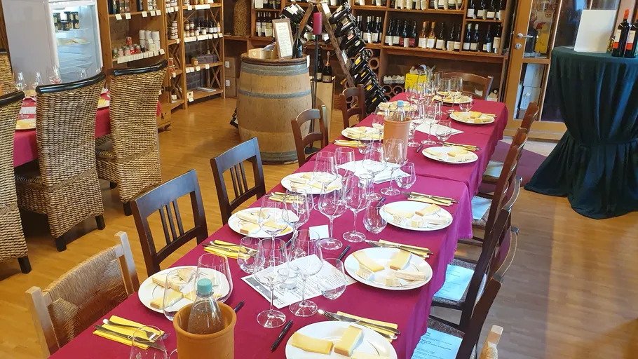 Tisch gedeckt für Käseverkostung im Weinladen.