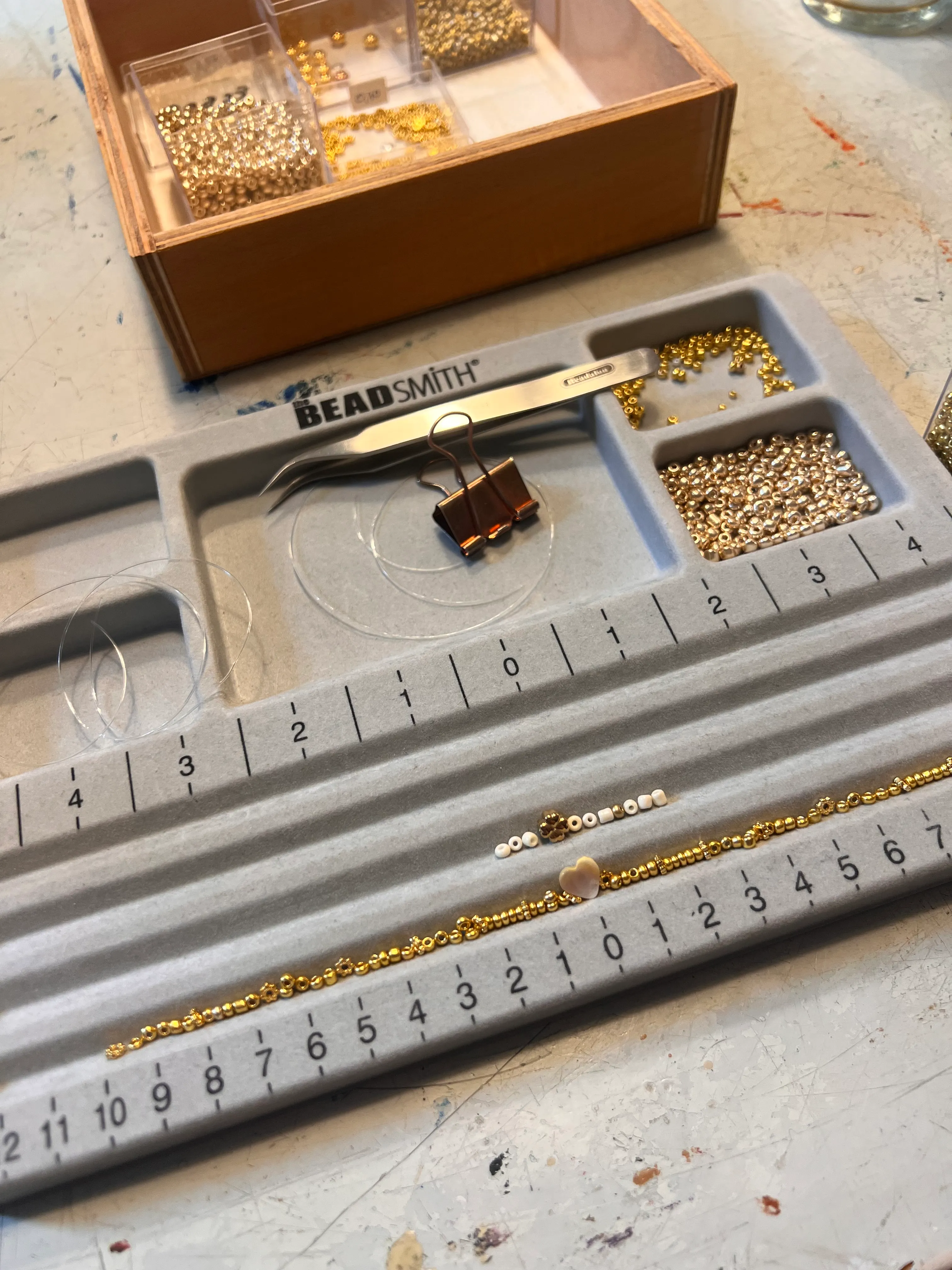 Perlen auf Tablett mit Organisierungswerkzeugen.