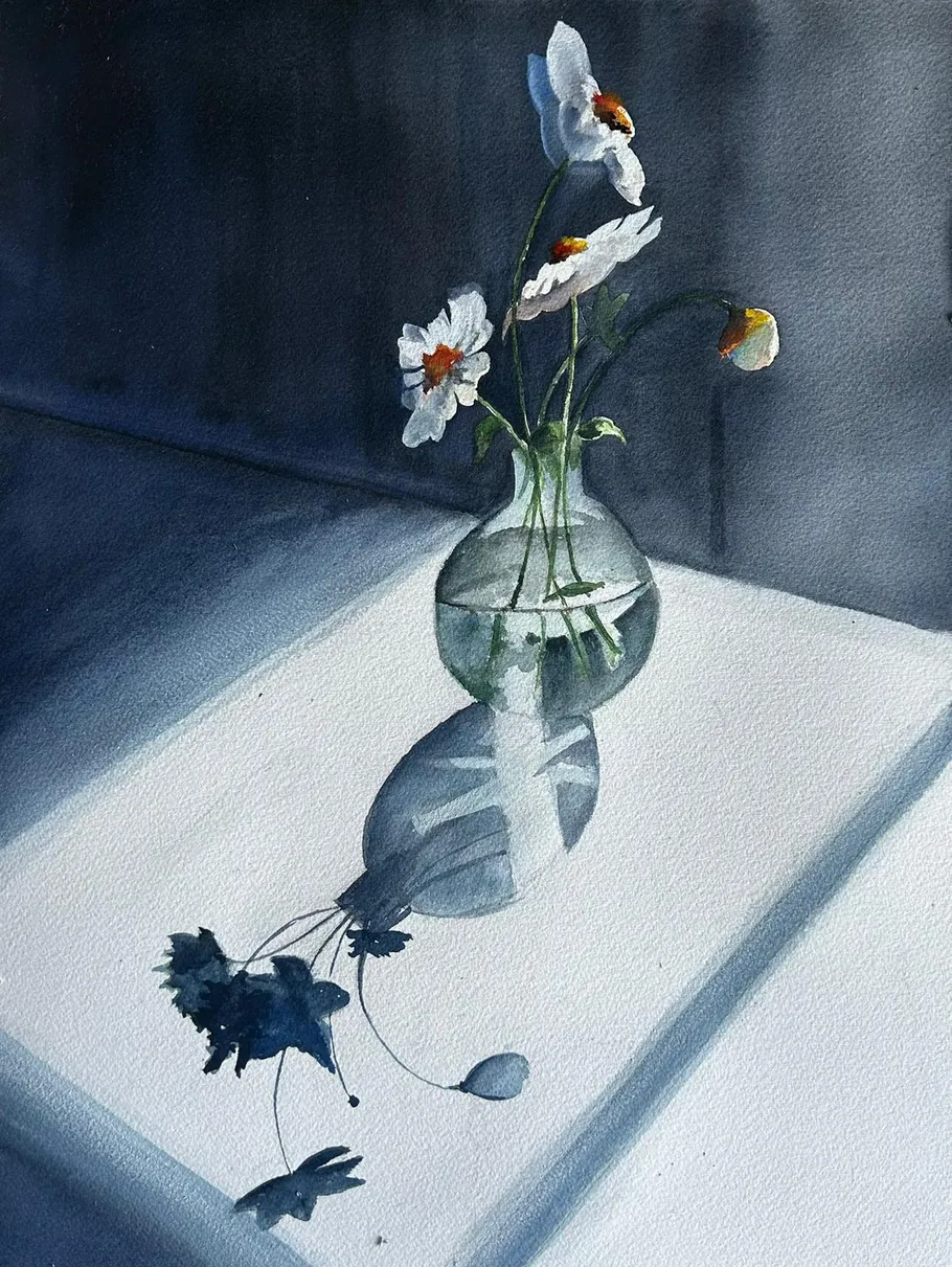 Blumen in Vase werfen Schatten auf Tisch.