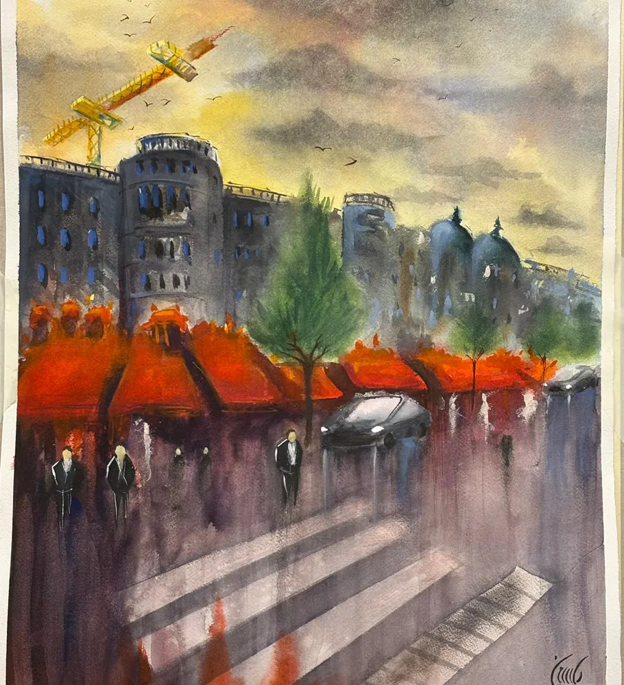 Menschen überqueren Straße, bunte Stadtlandschaft im Hintergrund.