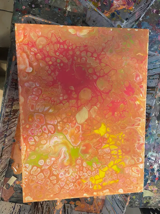 Abstrakte Kunst mit leuchtenden fließenden Mustern.