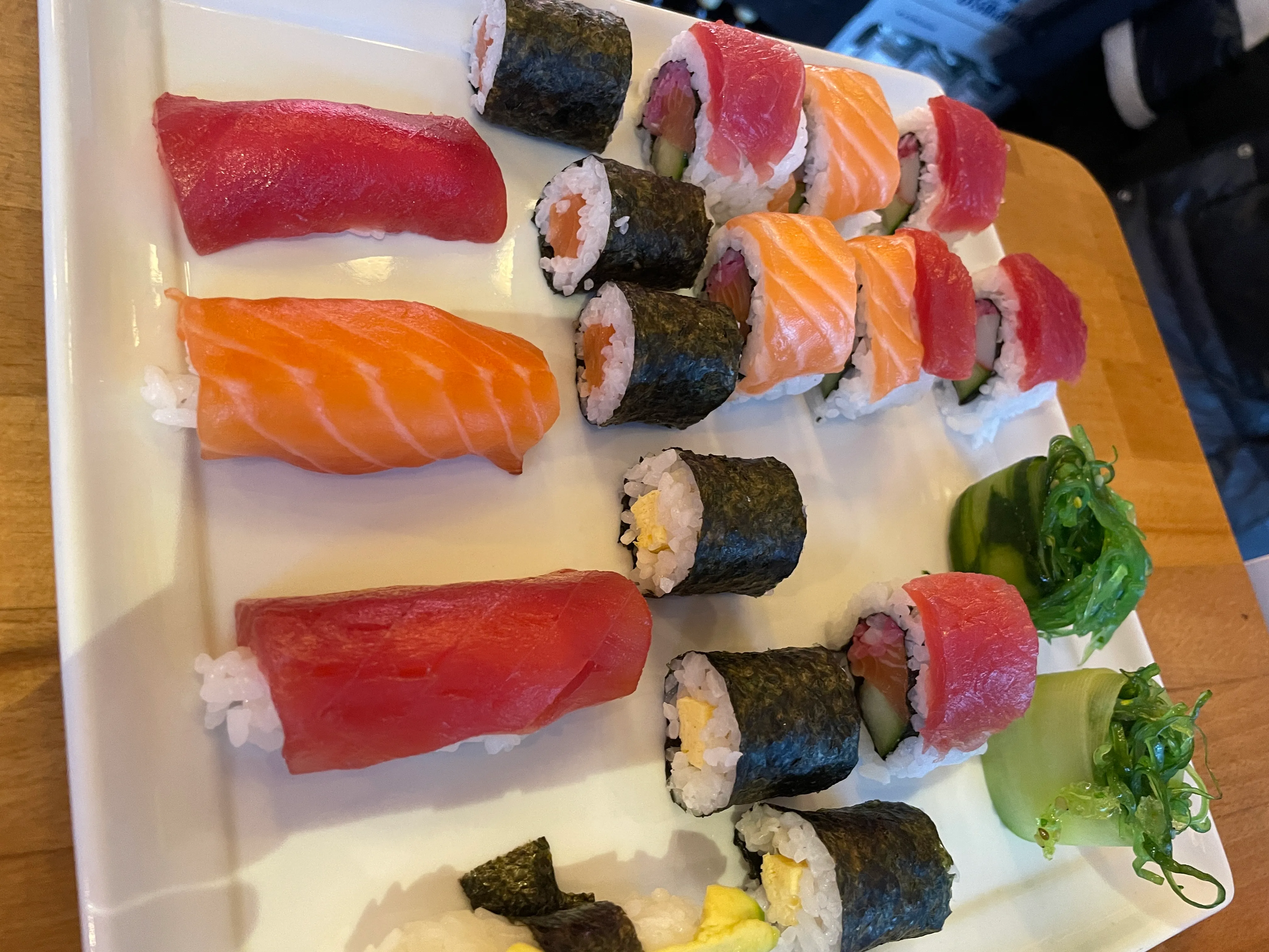 Verschiedene Sushi auf weißem Teller.