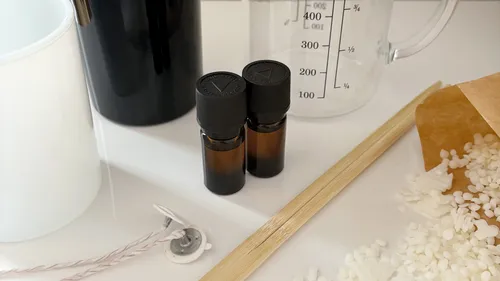 Kerzenherstellungsbedarf auf einem Tisch angeordnet.