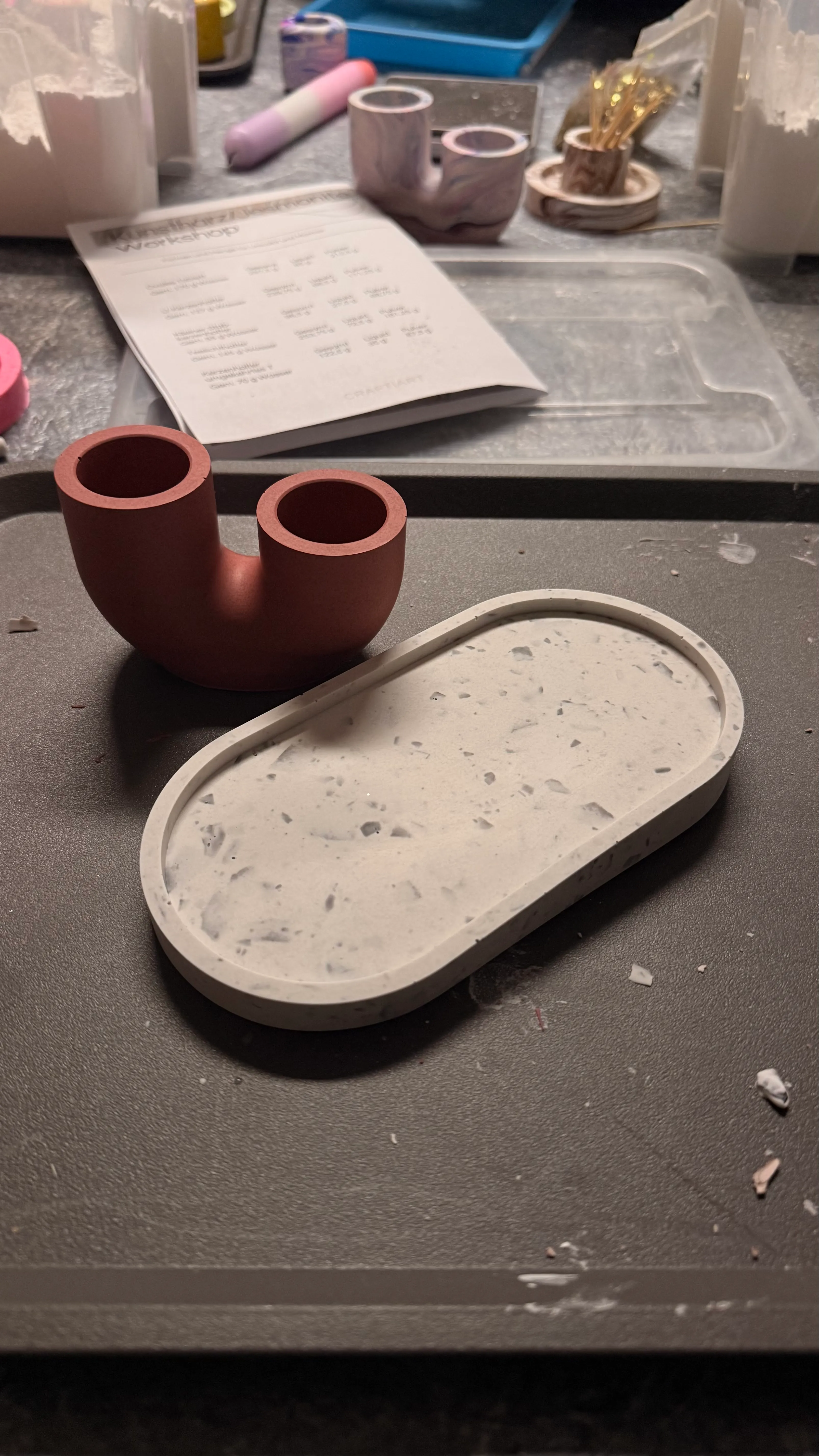 Keramikrohr und Tablett auf Basteltisch.