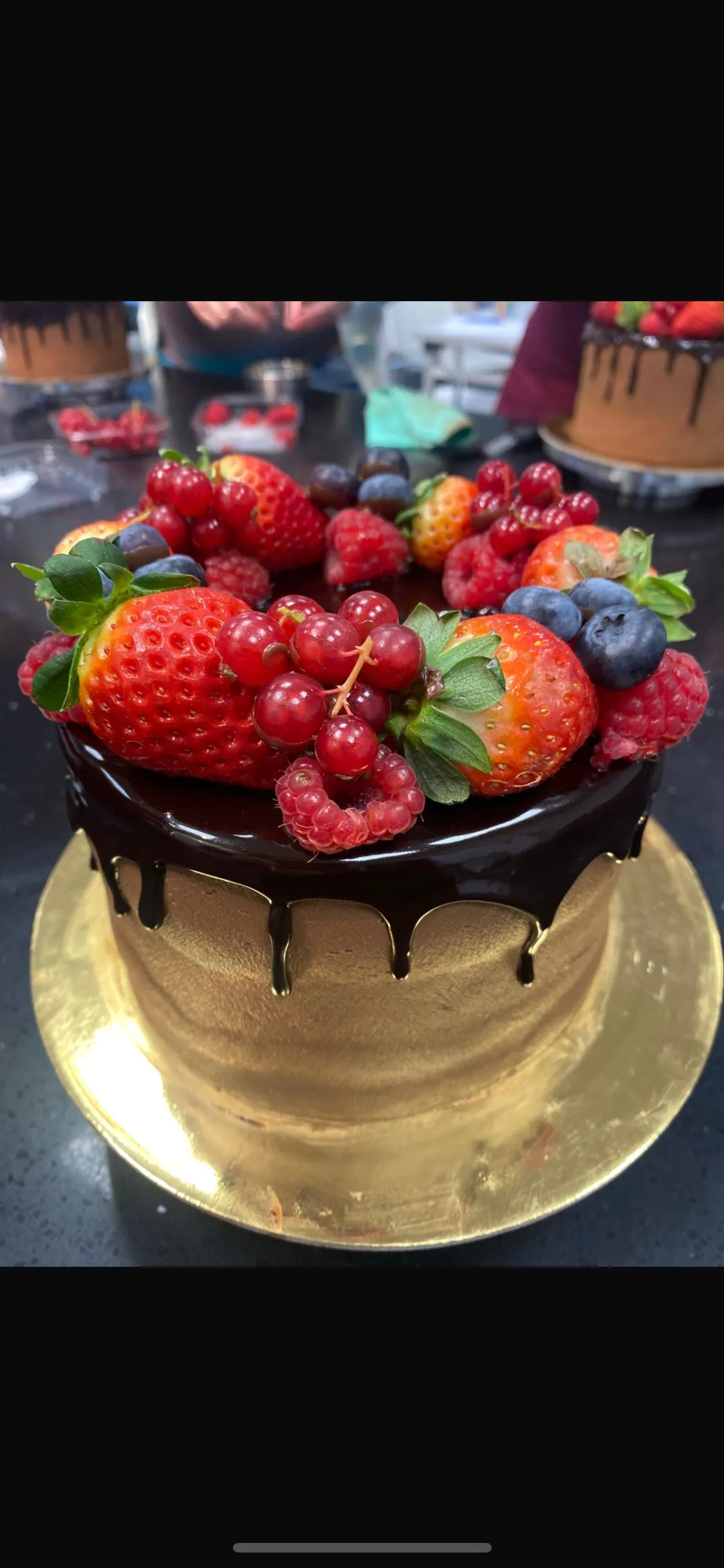 Kuchen mit Beeren und Schokoladentropfen.
