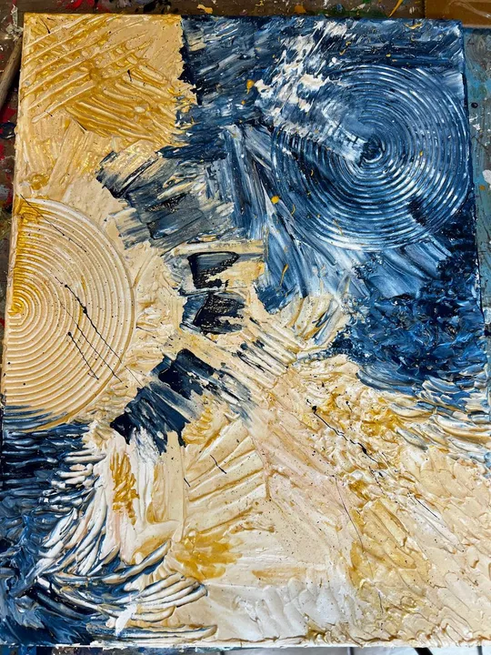Abstraktes Gemälde mit blauen und cremefarbenen Wirbeln.