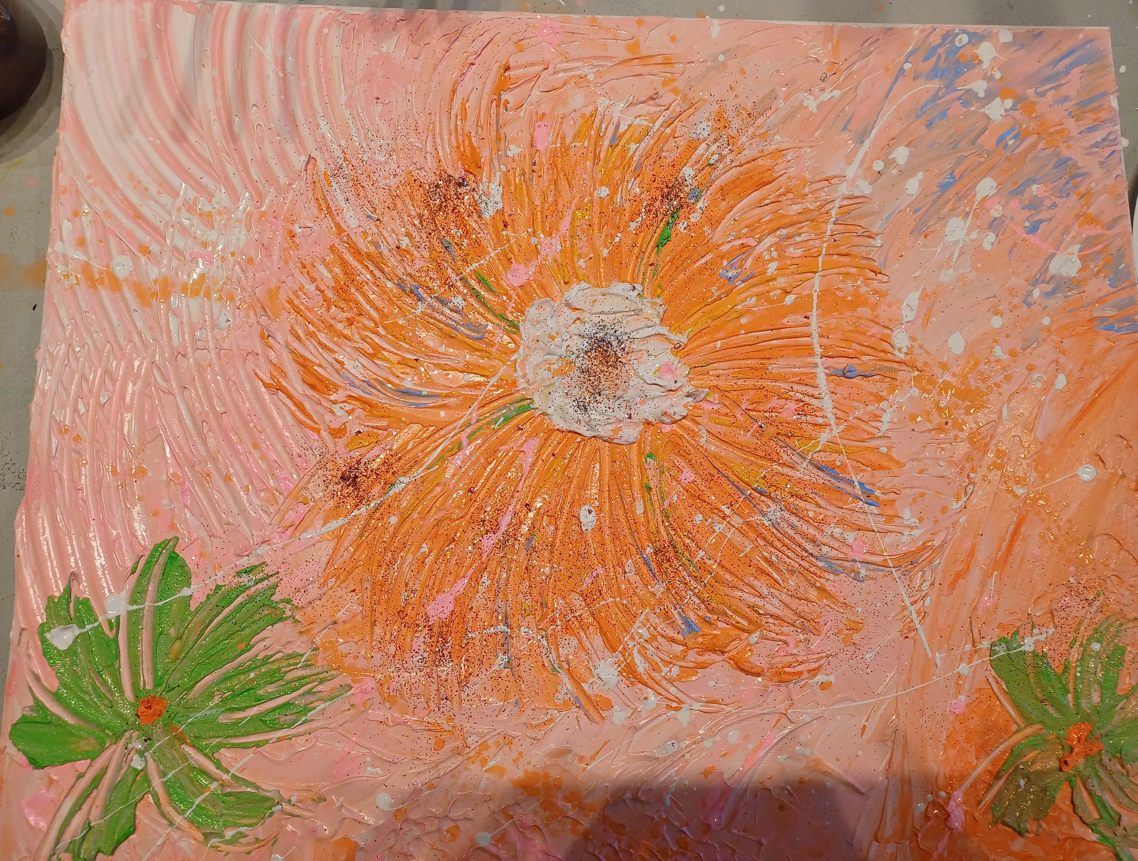 Texturierte Leinwand mit abstrakter orangefarbener Blume.