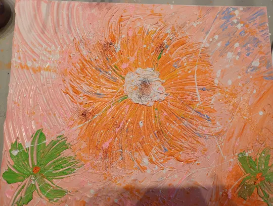 Texturierte Leinwand mit abstrakter orangefarbener Blume.