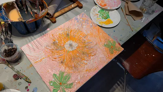 Blumenmalerei auf Atelier-Tisch.