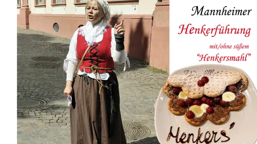 Frau in Mittelalterkostüm spricht auf Kopfsteinpflasterstraße.