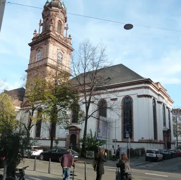 Historische Kirche mit Turm, Straßenansicht.