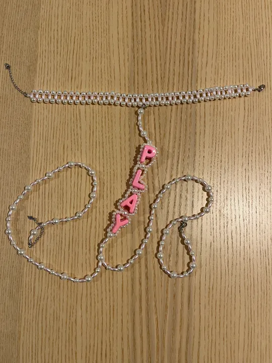 Perlenkette und Choker auf Holztisch.
