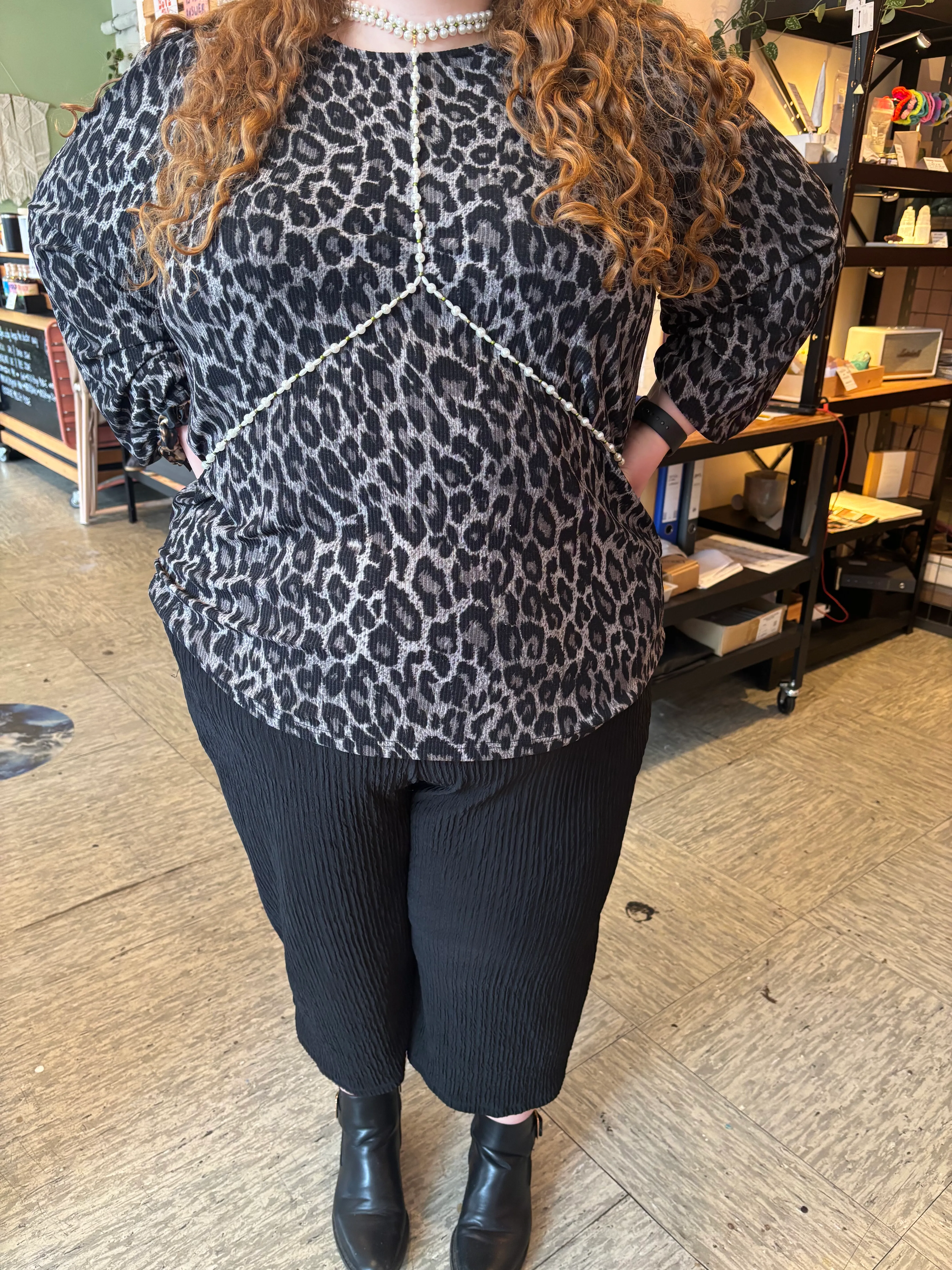 Person im Leopardenhemd im Laden.