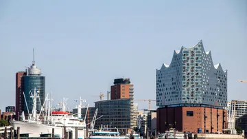 Moderne Hafen-Stadtansicht mit markantem Gebäude.