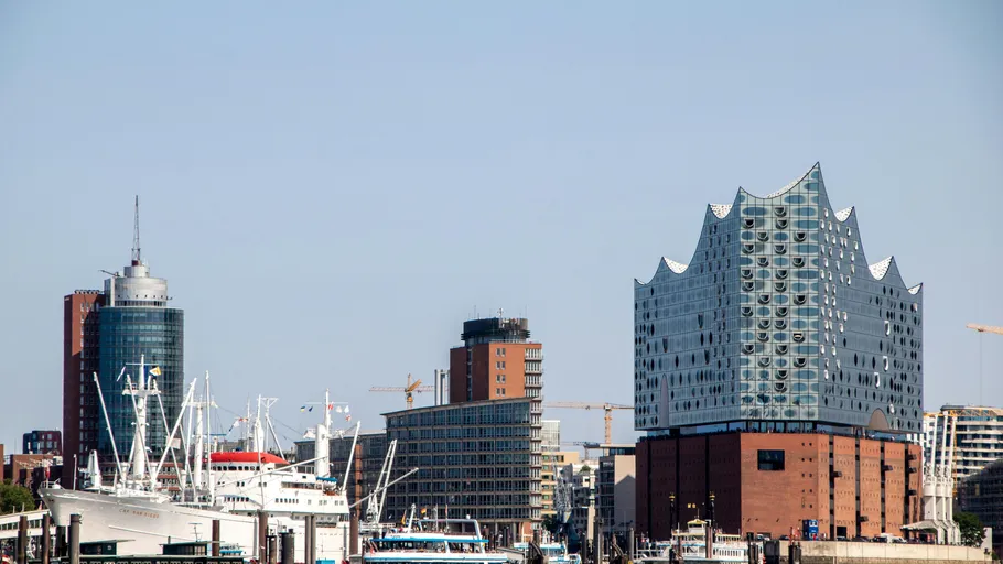 Moderne Hafen-Stadtansicht mit markantem Gebäude.