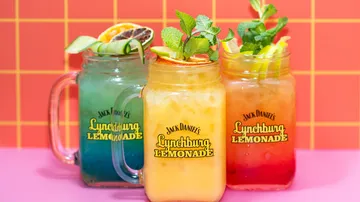 Drei bunte Limonaden in Marken-Mason-Gläsern.