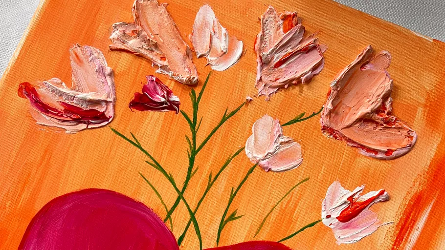 Abstrakte Blumen auf orangener Leinwand gemalt.