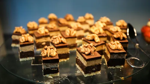 Schokoladendesserts mit Walnüssen auf Platte.