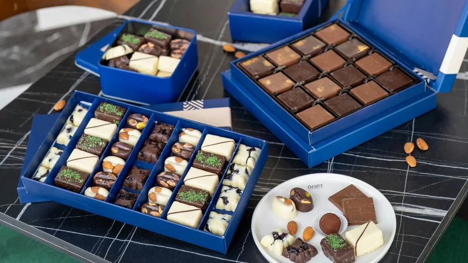 Schokoladenboxen mit verschiedenen Designs auf Tisch.