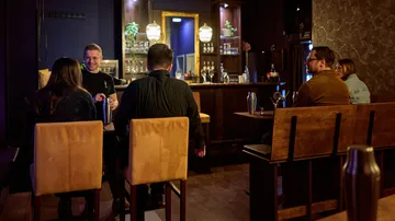 Menschen gesellig in einer gemütlichen Bar.