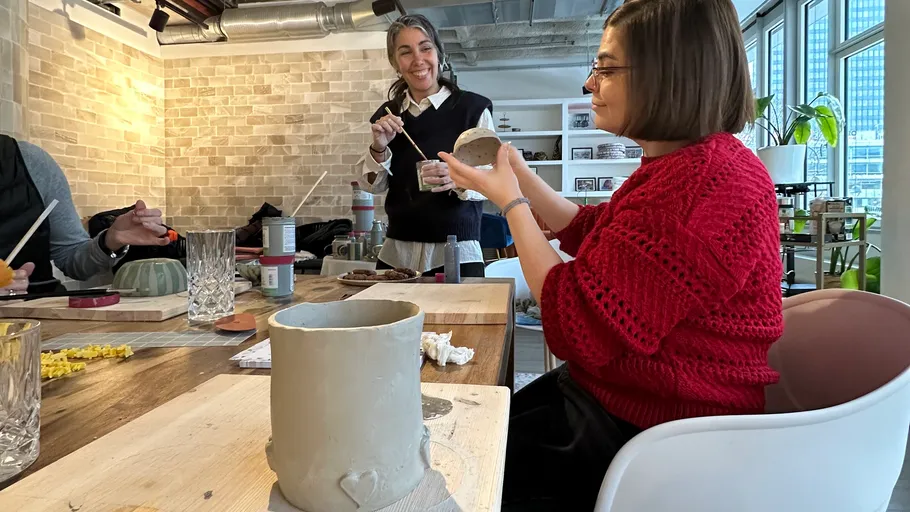 Frauen erstellen Keramik in einem Studio.