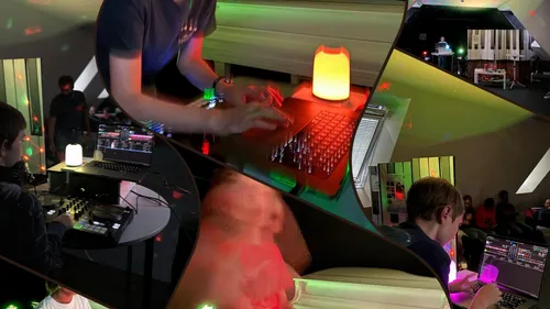 DJ mischt Musik in lebendigem, buntem Raum.