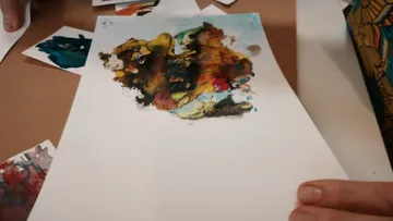 Bunte abstrakte Malerei auf weißem Papier.