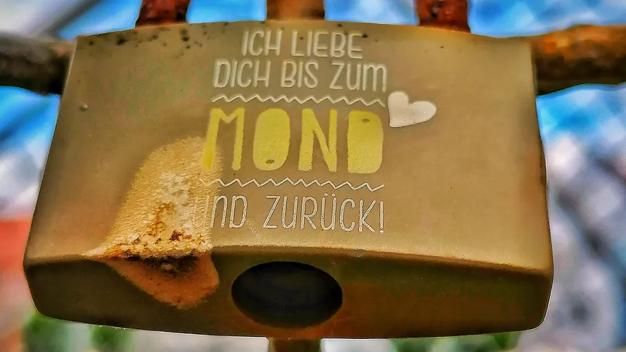 Schloss mit romantischem Text auf Brücke.