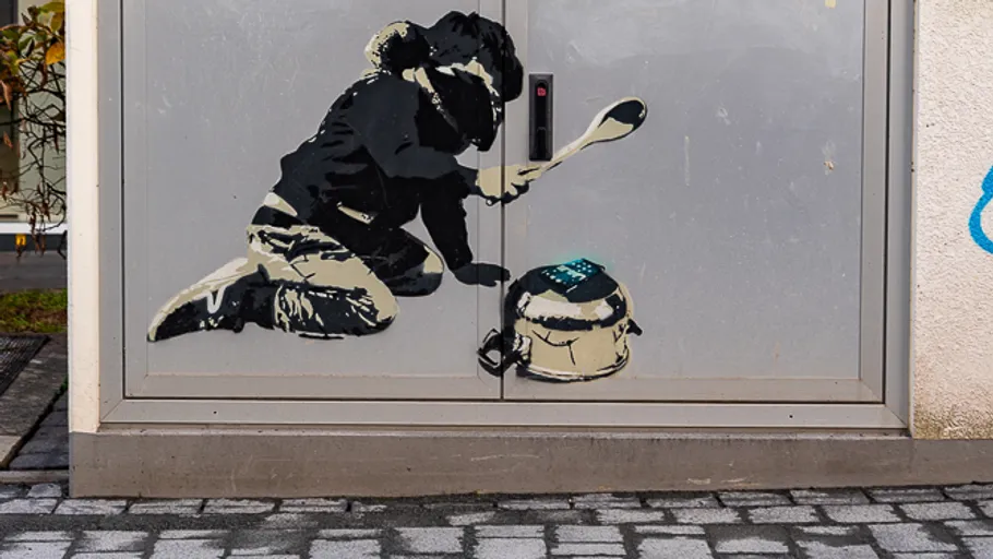 Streetart von Kind, das auf Topf trommelt.