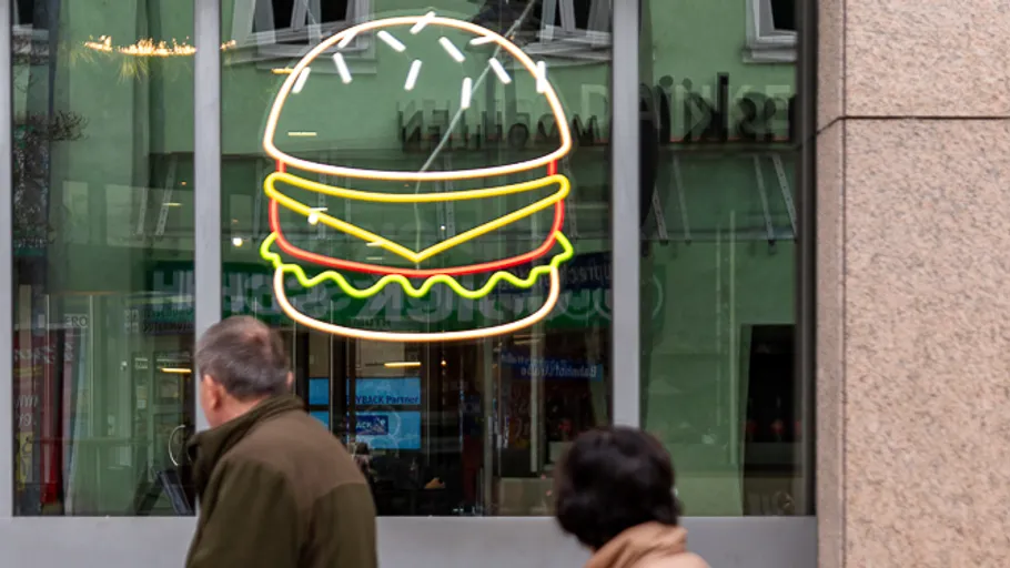 Neon-Burgerschild an einem Schaufenster.